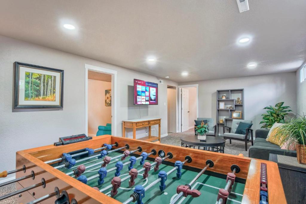 NEW Central, Cozy 5BR House in Old Colorado City photo 3