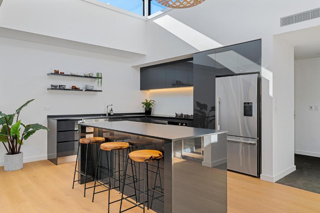 Luxurious Lakefront Penthouse photo 3