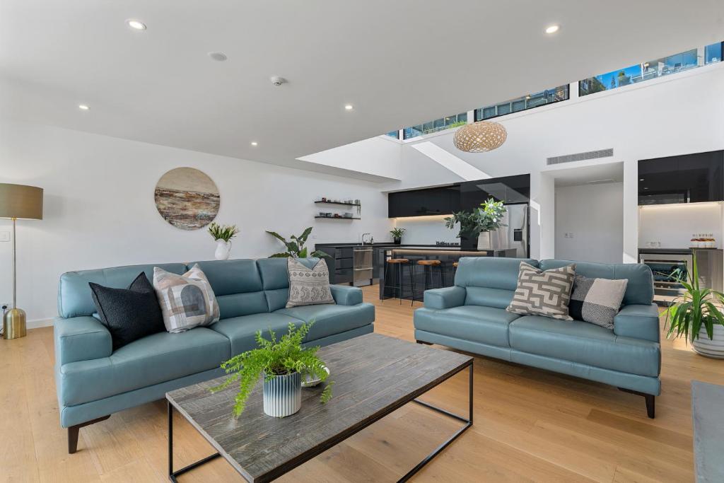 Luxurious Lakefront Penthouse photo 1