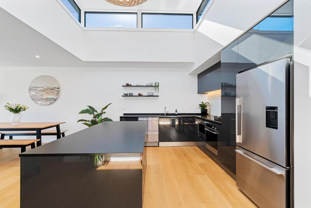 Luxurious Lakefront Penthouse photo 4