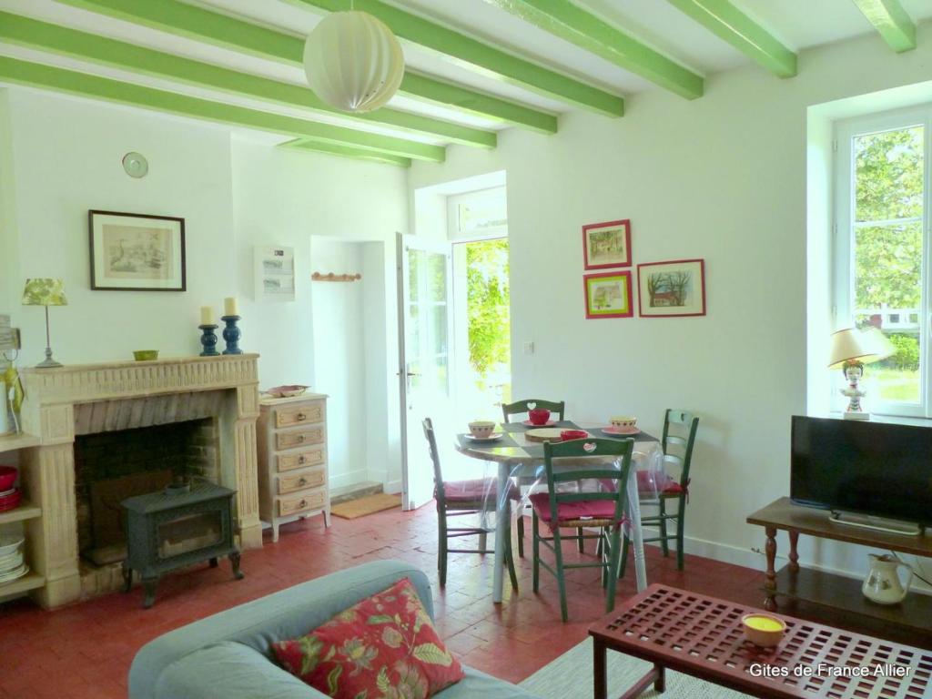 Gîte Lurcy-Lévis, 2 pièces, 3 personnes - FR-1-489-376 photo 1