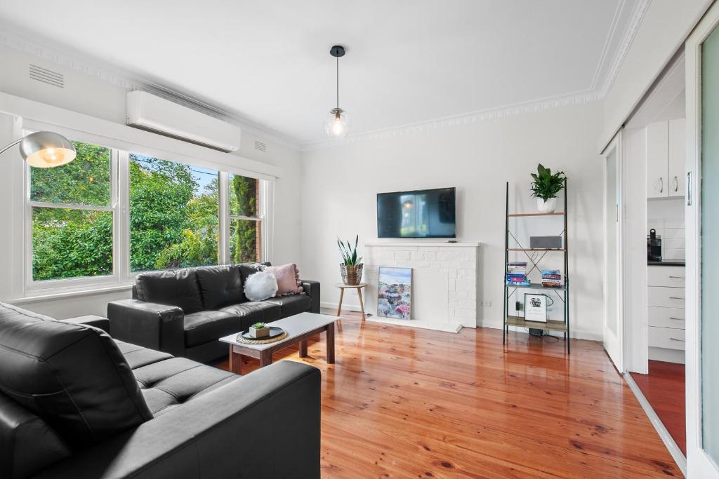 Family Friendly, Sleeps 8, Big Backyard, Pet Friendly photo 4