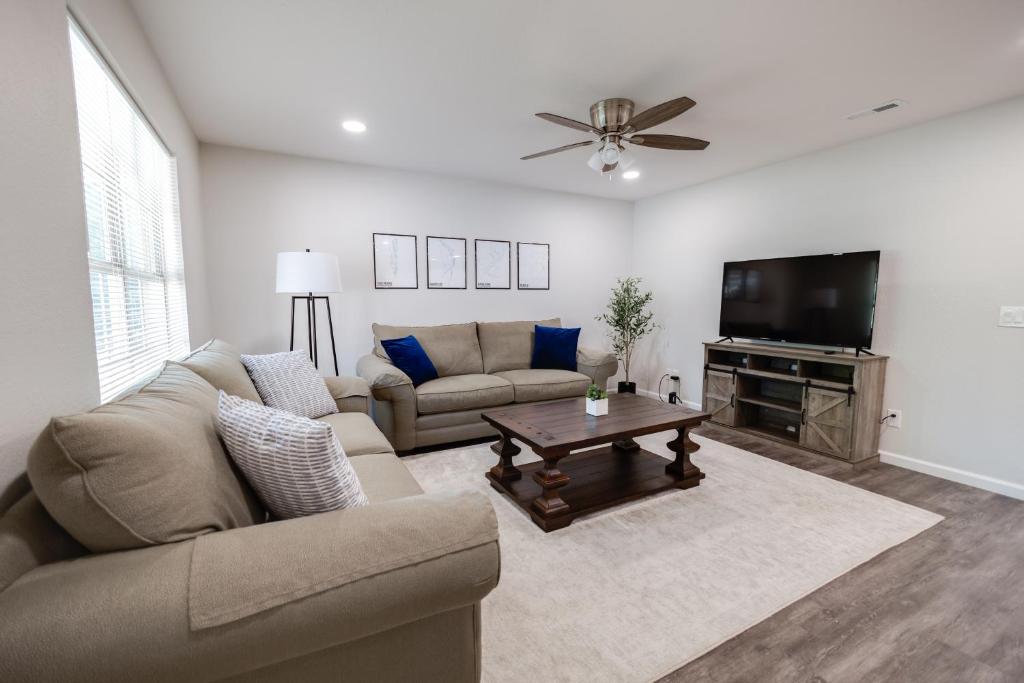 Trailside Townhouse - Close to Downtown & Bike Trails image