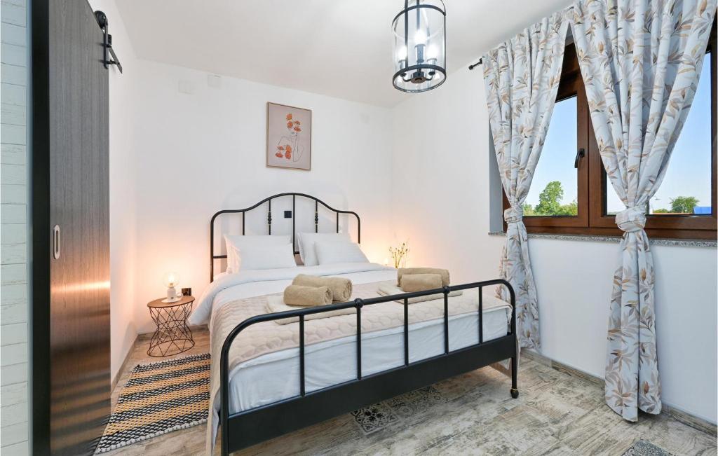 Beautiful Home In Pitomaca With Outdoor Swimming Pool, Wifi And Heated Swimming Pool photo 2