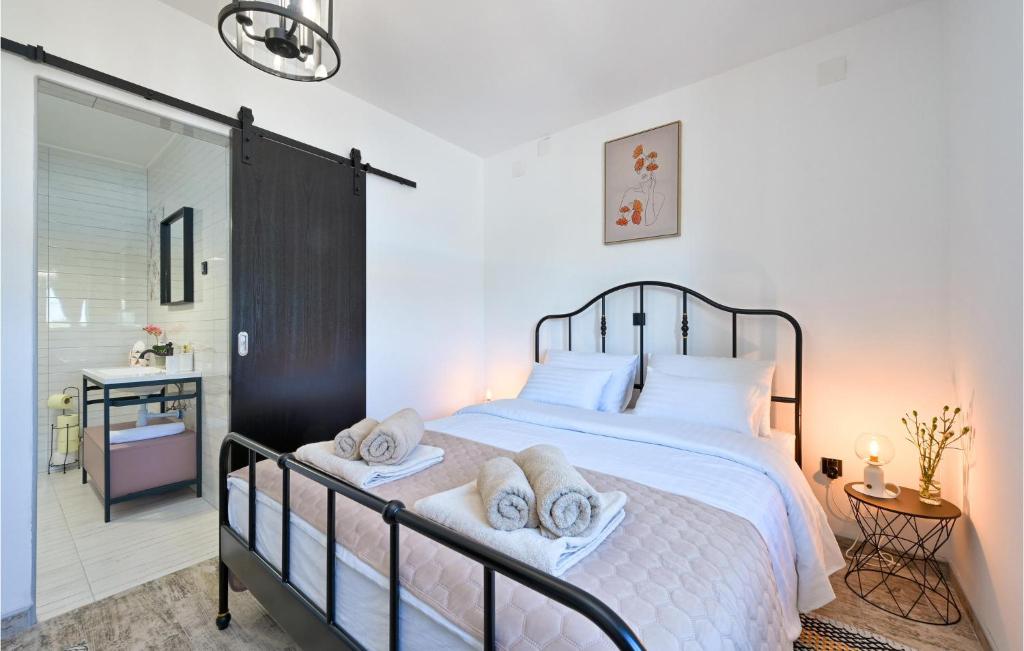 Beautiful Home In Pitomaca With Outdoor Swimming Pool, Wifi And Heated Swimming Pool photo 3