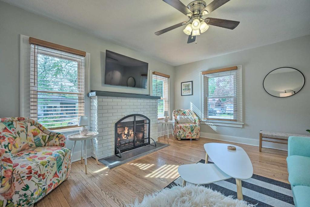 The Gracie Cottage with Hot Tub and Fireplace! photo 4