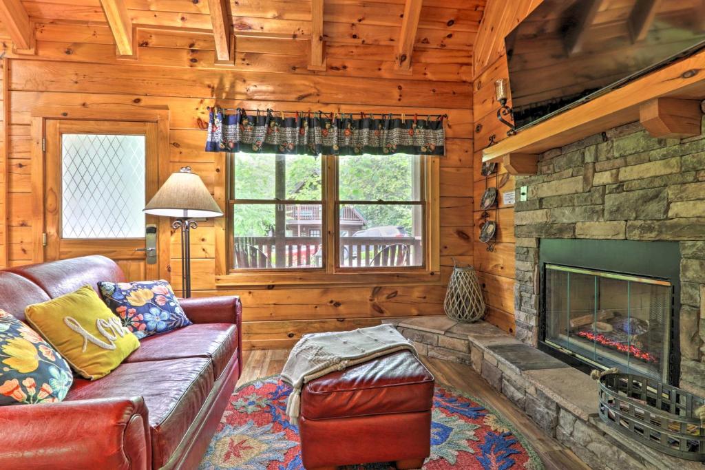 Romantic Gatlinburg Studio Cabin with Hot Tub and Deck photo 4