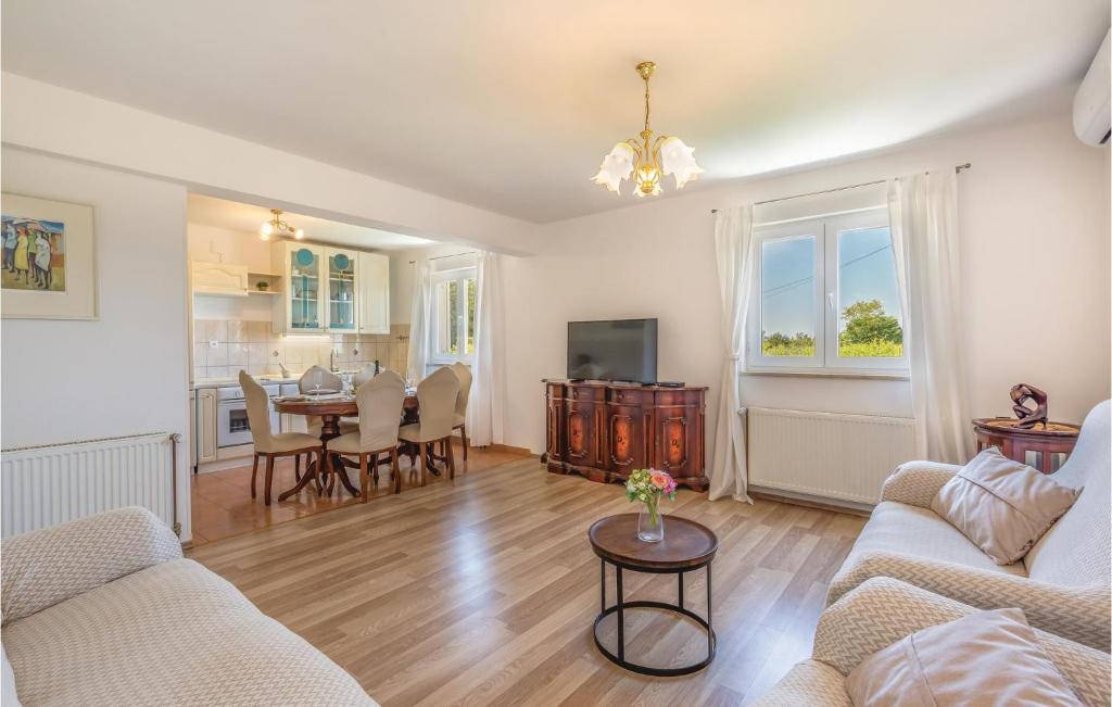 Stunning Home In Studenci With 4 Bedrooms, Wifi And Outdoor Swimming Pool photo 3