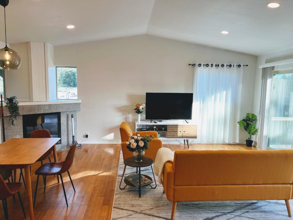 Contemporary House with Ocean View Decks photo 4