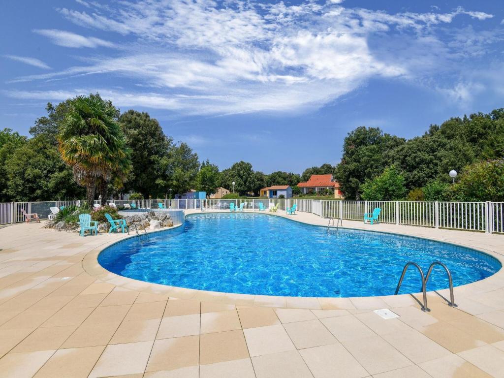 Cottage with swimming pool and activities