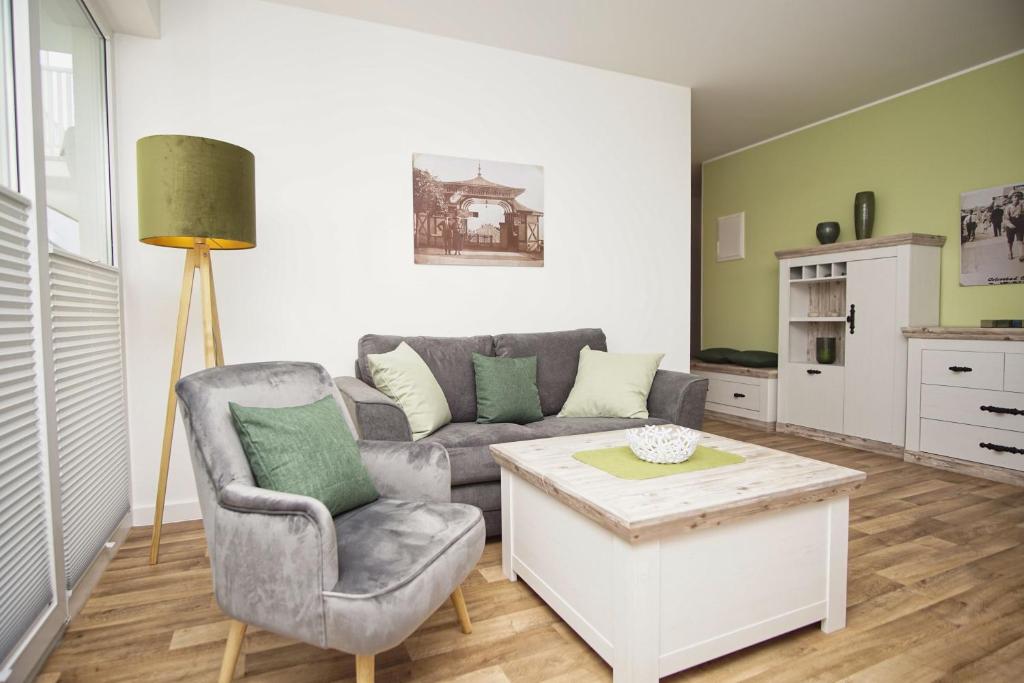 Terrasse, gratis Nutzung vom AHOI Erlebnisbad und Sauna in Sellin - Villa Karola FeWo 02 photo 4
