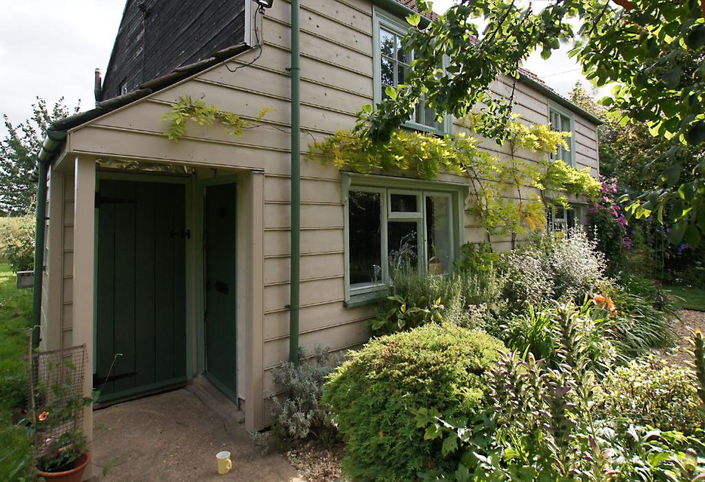 Cozy cottage overlooking fields, Upwell
