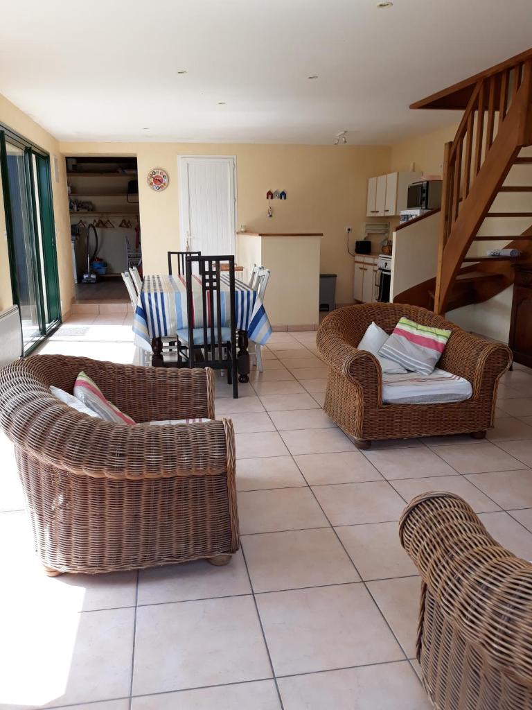 Maison avec jardin et plage de sable fin accessible à pied à 300m photo 2