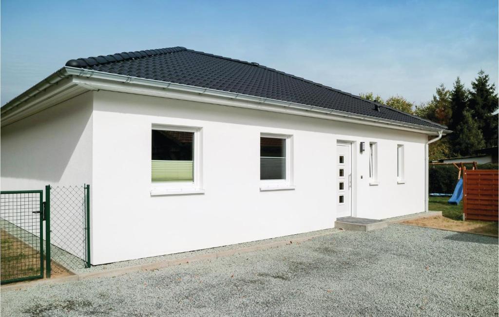 Nice Home In Rostock-rvershagen With 2 Bedrooms And Wifi photo 3