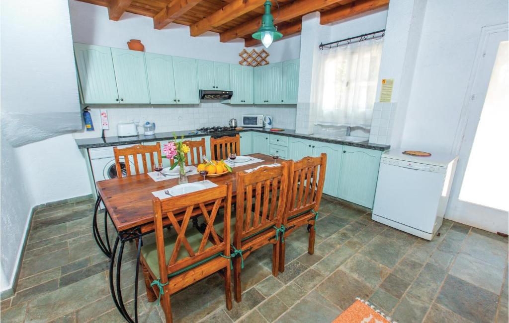 Nice Home In Pomos With 3 Bedrooms, Outdoor Swimming Pool And Swimming Pool photo 4