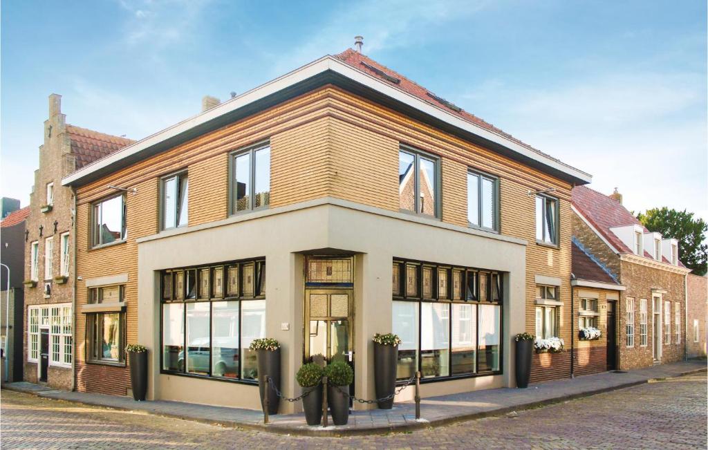 Amazing Home In Ijzendijke With 3 Bedrooms And Wifi