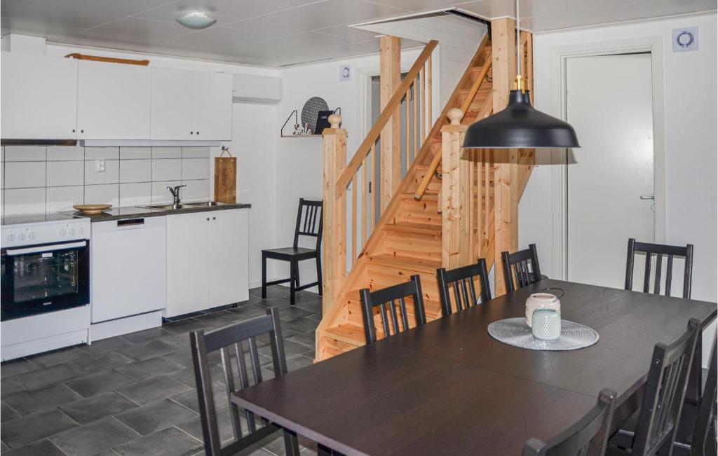 Awesome Home In Lttorp With 5 Bedrooms And Wifi photo 1