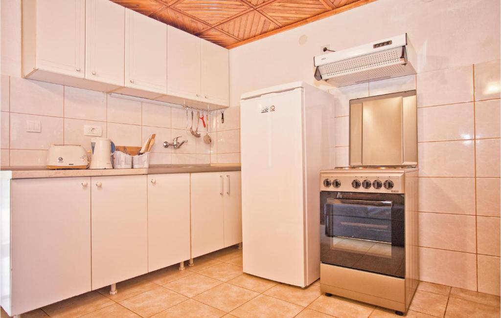 Stunning Home In Herceg Novi With 2 Bedrooms And Wifi photo 3