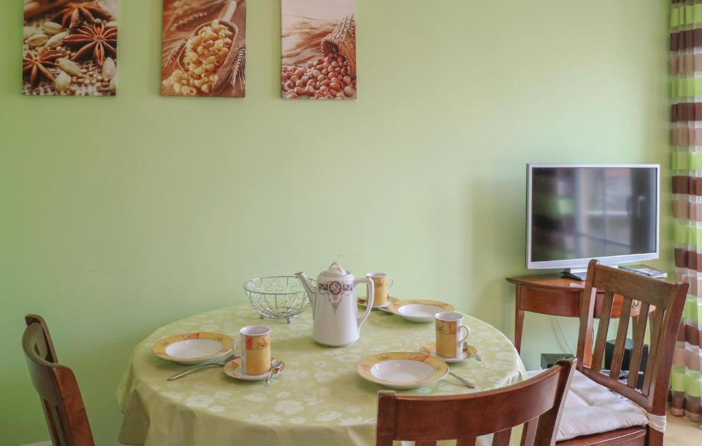 Awesome Apartment In Warnemnde With 1 Bedrooms And Wifi photo 2