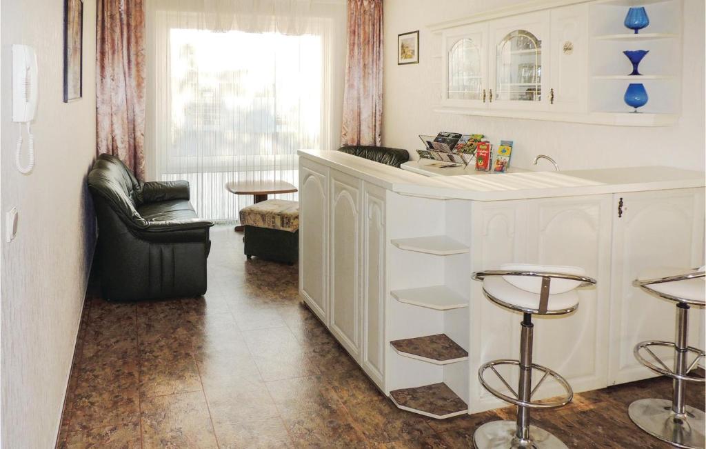 Beautiful Home In Stralsund With 8 Bedrooms, Sauna And Wifi photo 1