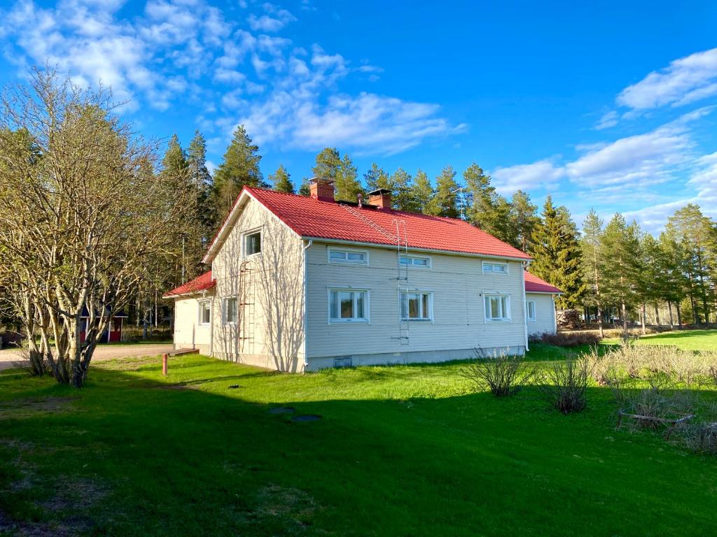 Maalaistalo maatilamiljöössä photo 1