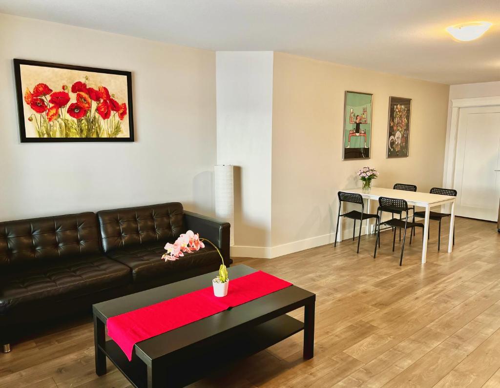 Kelowna new lake view 2bedrooms suite close BIG WHITE photo 1