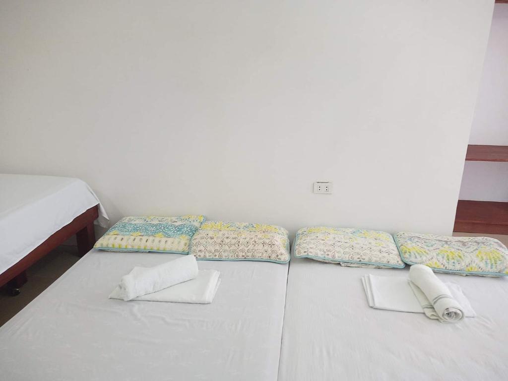 Catalina`s Inn family room photo 4