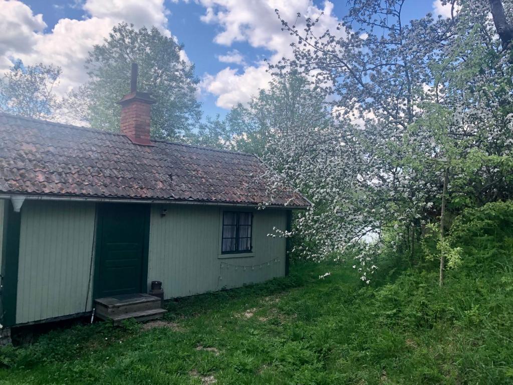 Fisherman s Cottage overlooking the river photo 1