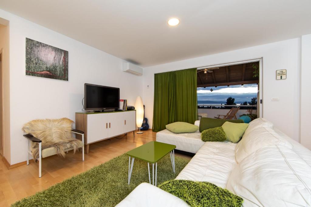 lux apartment photo 2