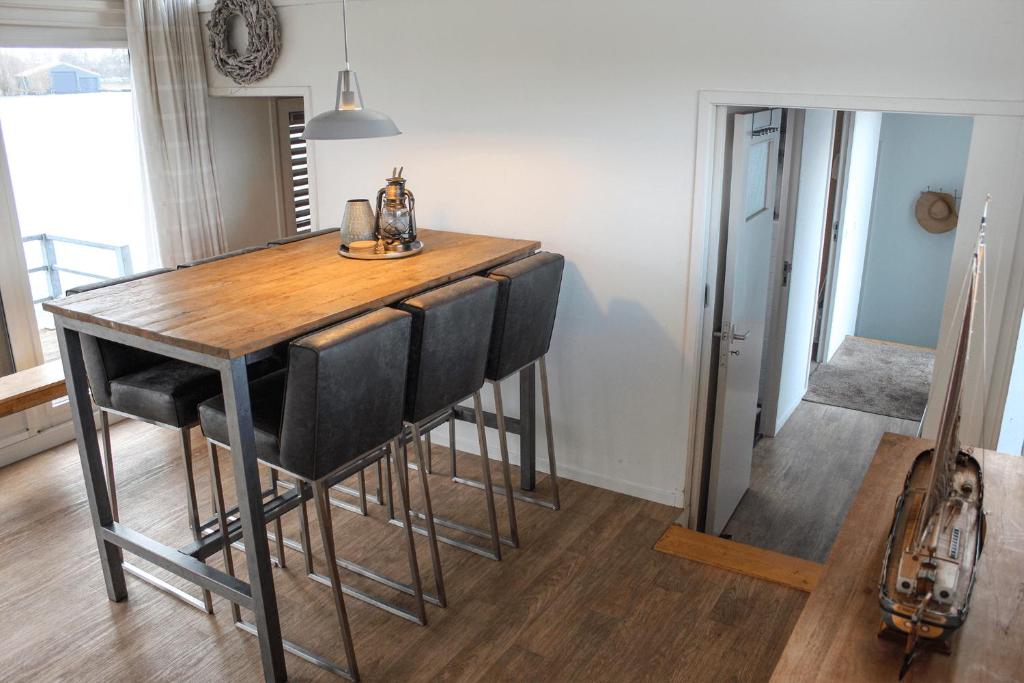 Luxe woonboot unieke locatie Friesland Âlde Feanen photo 2