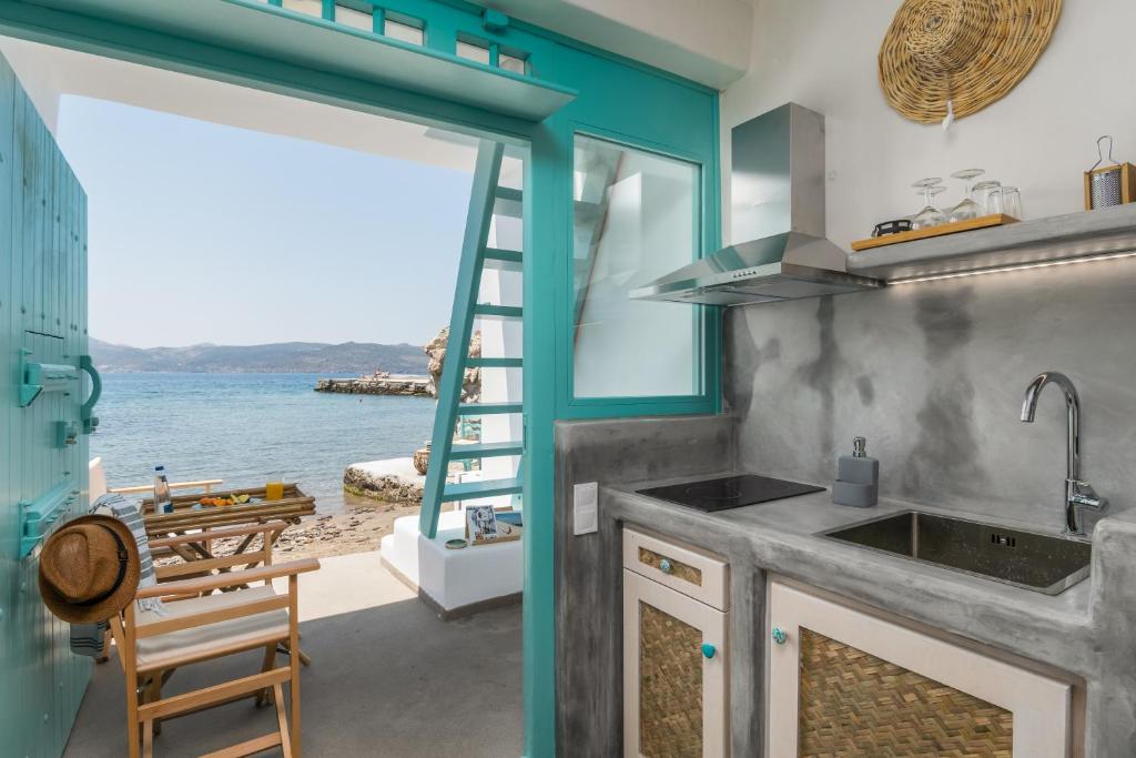 Turquoise Boathouse in Klima I photo 1