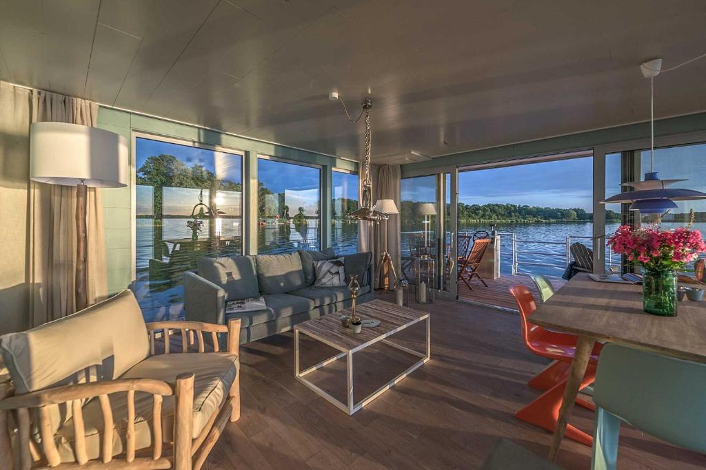 traumHaff Hausboote La Péniche / Ostsee - außergewöhnliches Design, atemberaubende Sonnenuntergänge und Sauna an Bord photo 4