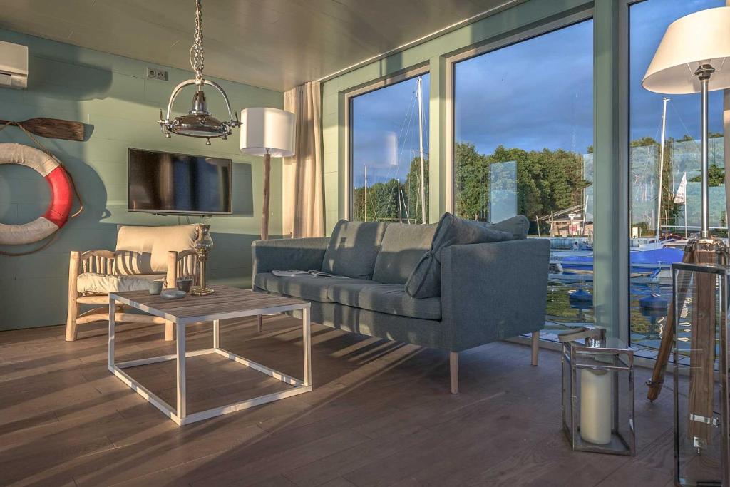 traumHaff Hausboote La Péniche / Ostsee - außergewöhnliches Design, atemberaubende Sonnenuntergänge und Sauna an Bord photo 3