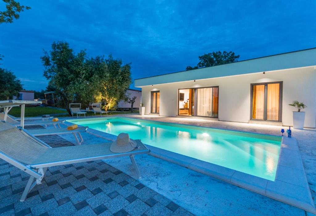 House with pool Mimi photo 1