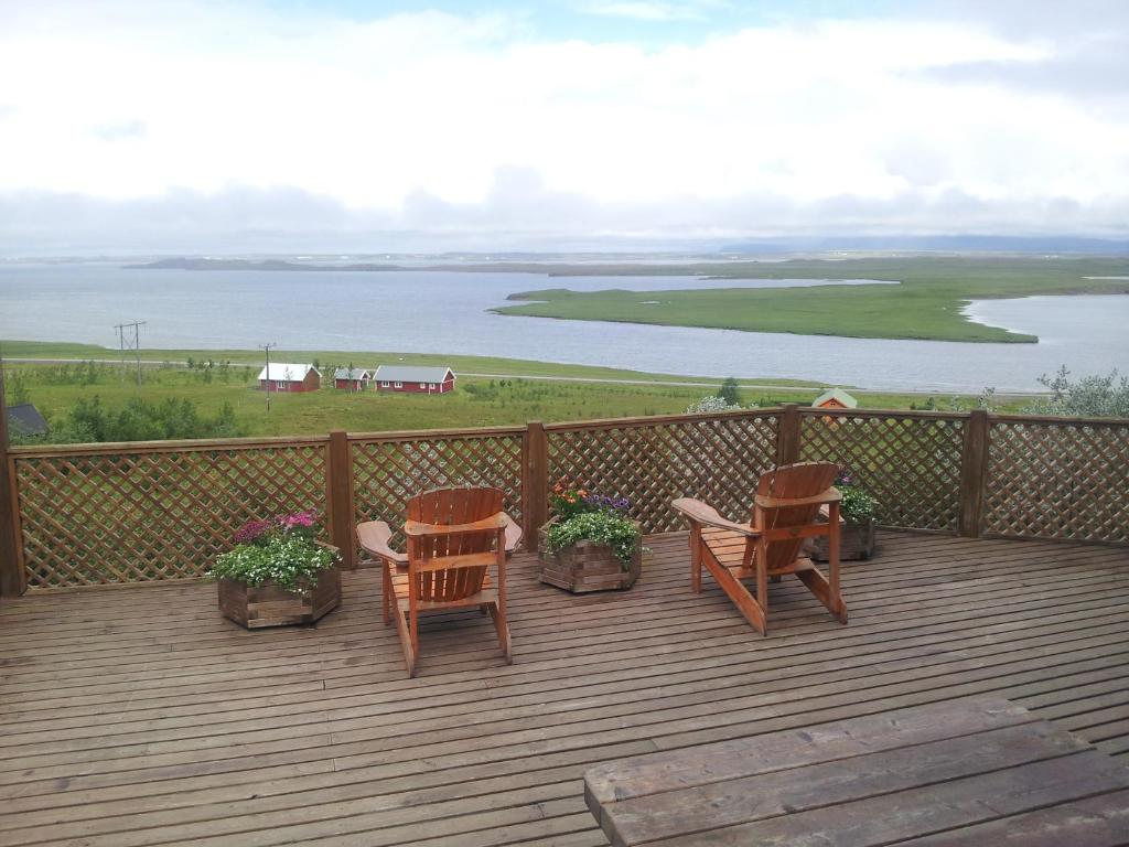 Vindheimar Cottage - Great View - Hot Tub photo 1