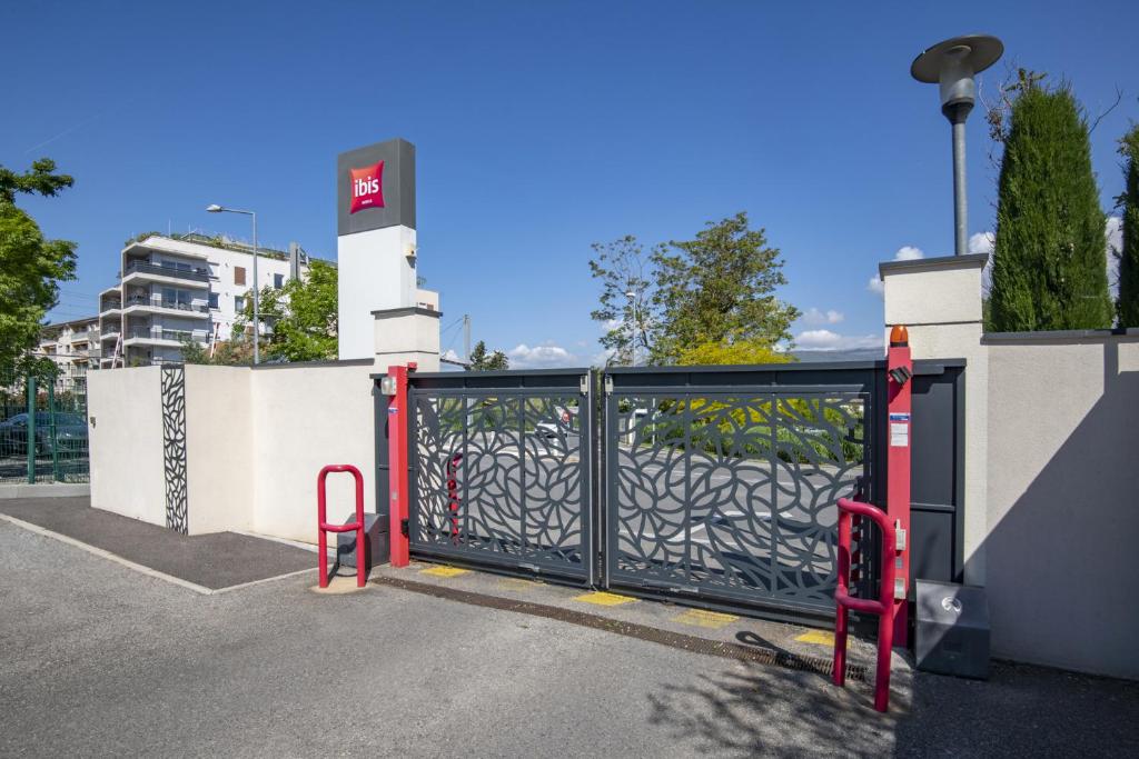 Hotel Ibis Cannes Mouans Sartoux in Mouans-Sartoux - Tap to explore photos