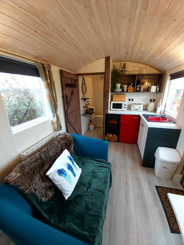 The Feathers Shepherds Hut photo 4