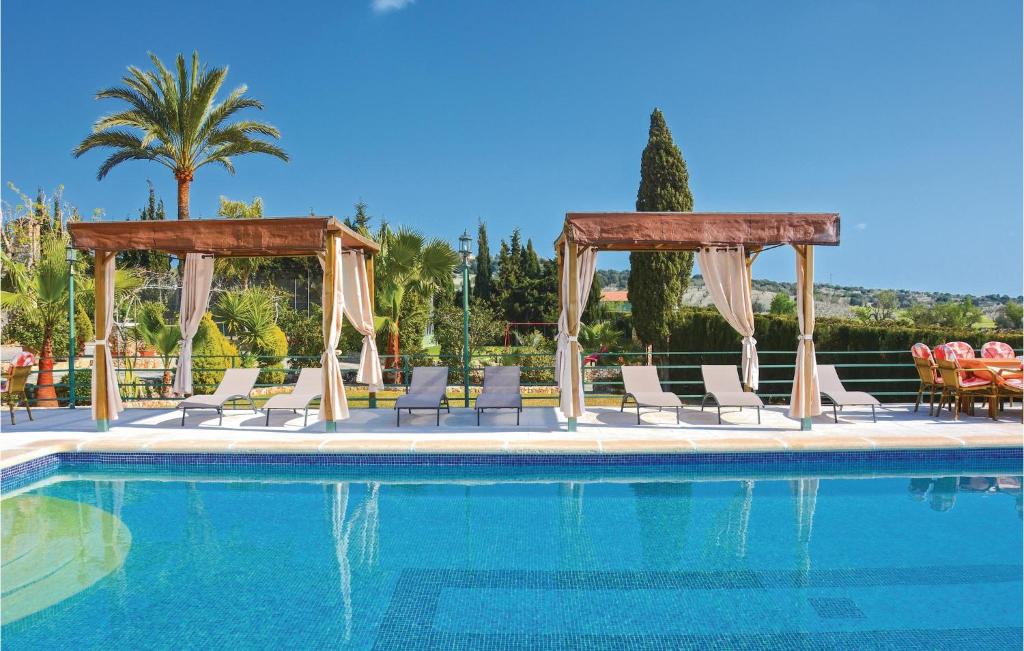 Amazing Home In Llub With 6 Bedrooms, Private Swimming Pool And Outdoor Swimming Pool photo 2