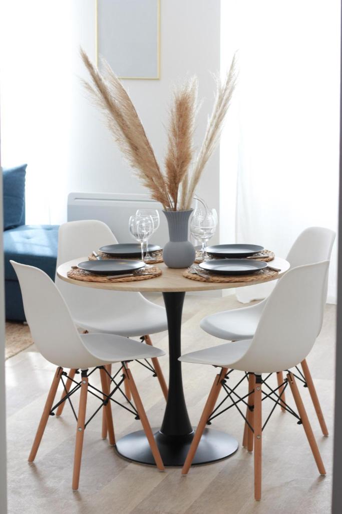 LA BULLE GRASSOISE - Appartement spacieux avec Balnéo et Parking (LA BULLE GRASSOISE - Appartement spacieux avec Balneo et Parking) - 스위트룸 - 스파 욕조