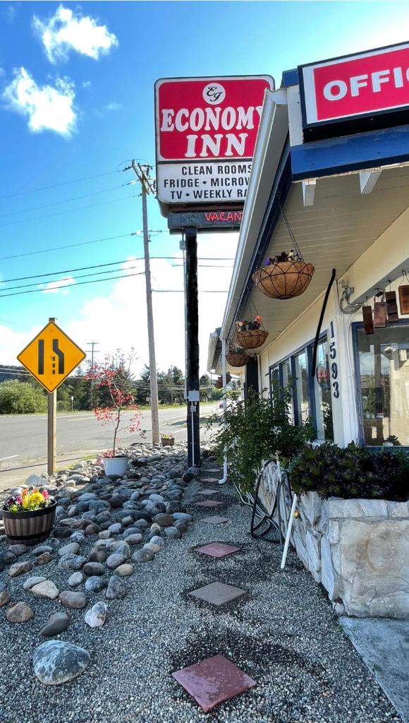 Economy Inn Reedsport image