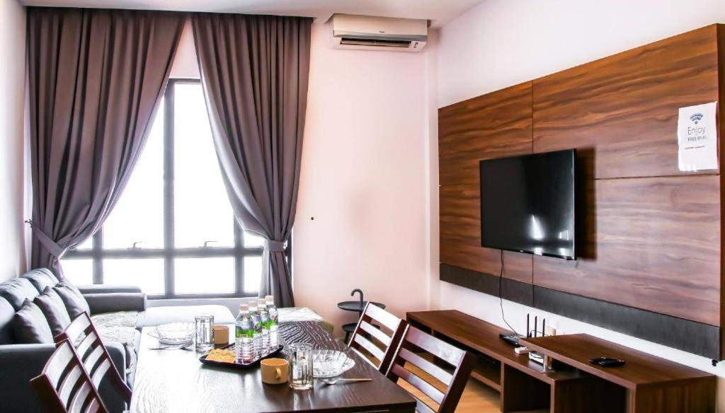 2 Bedroom 2 BATHROOM NEAR SUMWAY PYRAMID photo 2