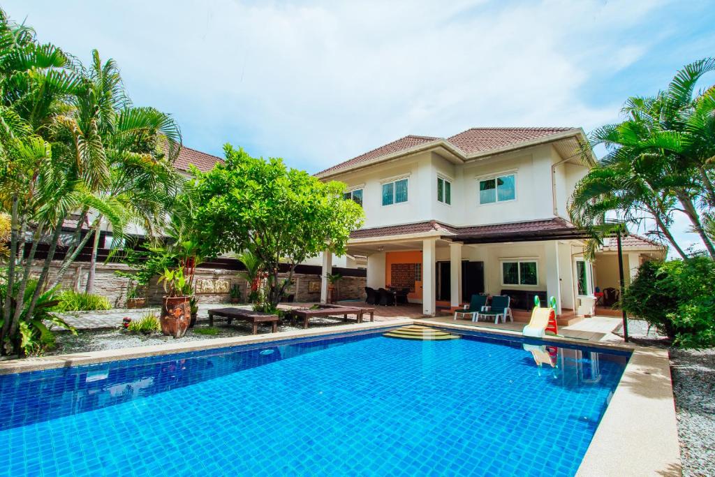Captivating 3-Bed Villa in Muang Pattaya photo 3