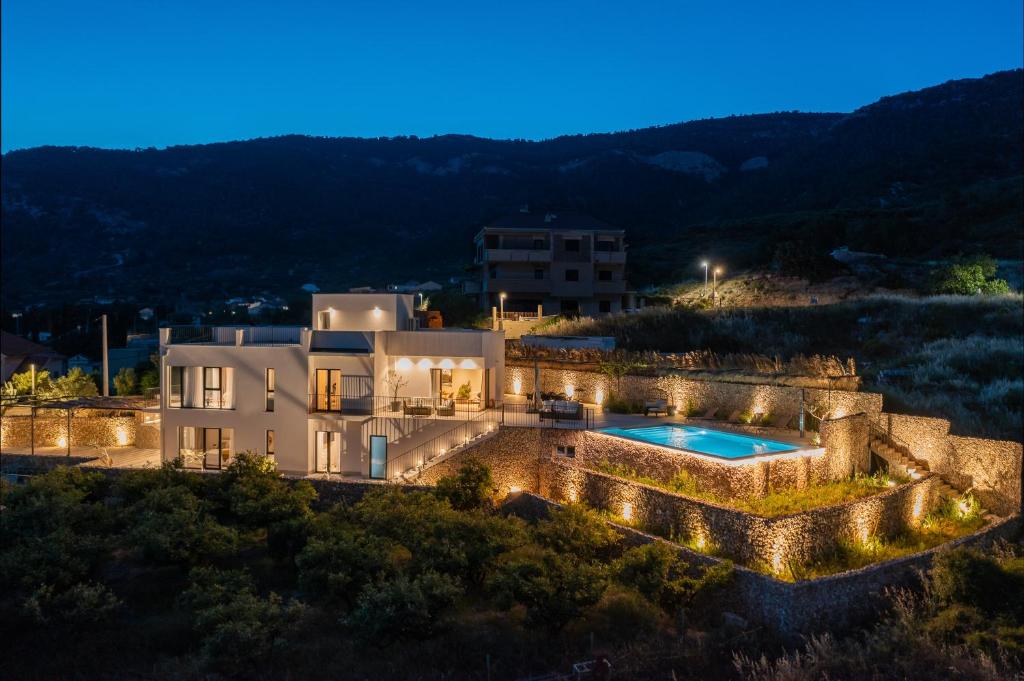 Luxury Villa Envivo Komiža with heated pool and professional gym