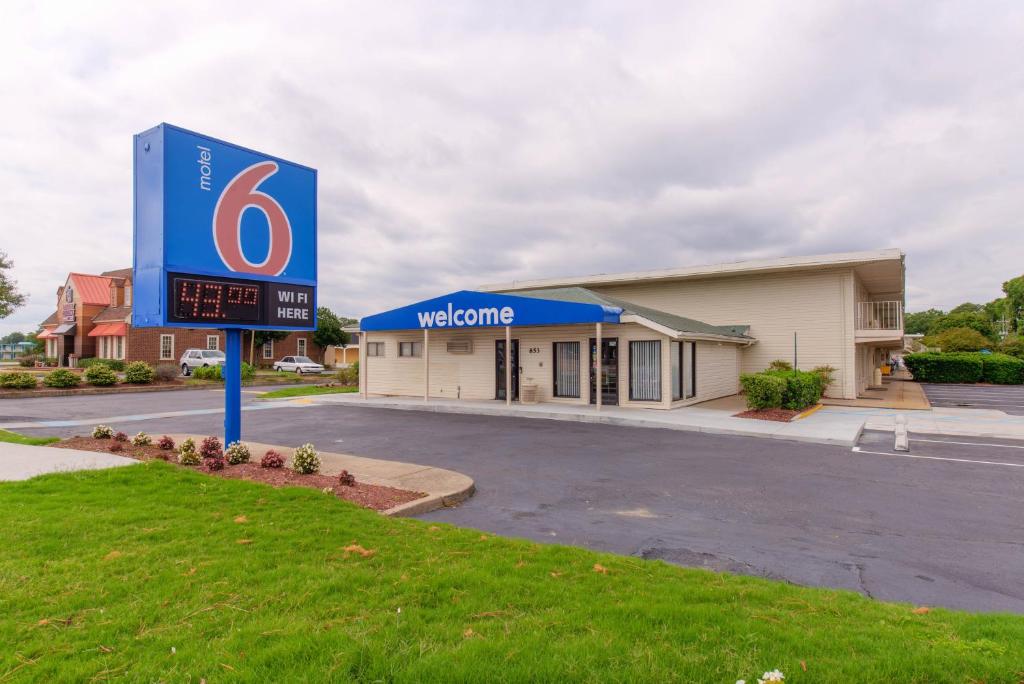 Motel 6 Norfolk, VA image