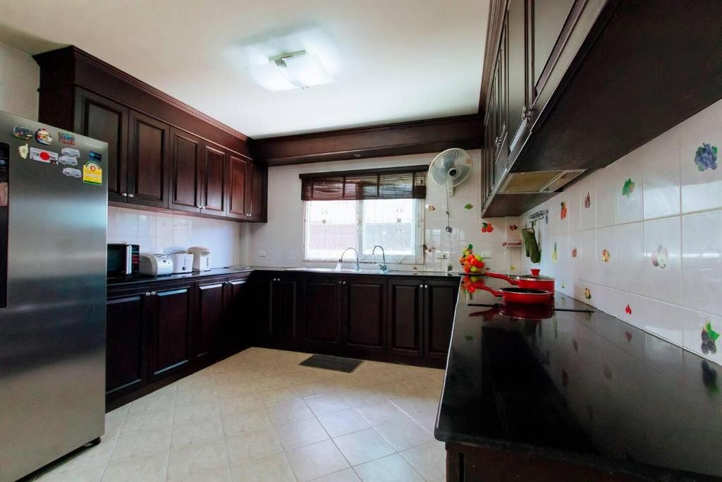 Captivating 3-Bed Villa in Muang Pattaya photo 4