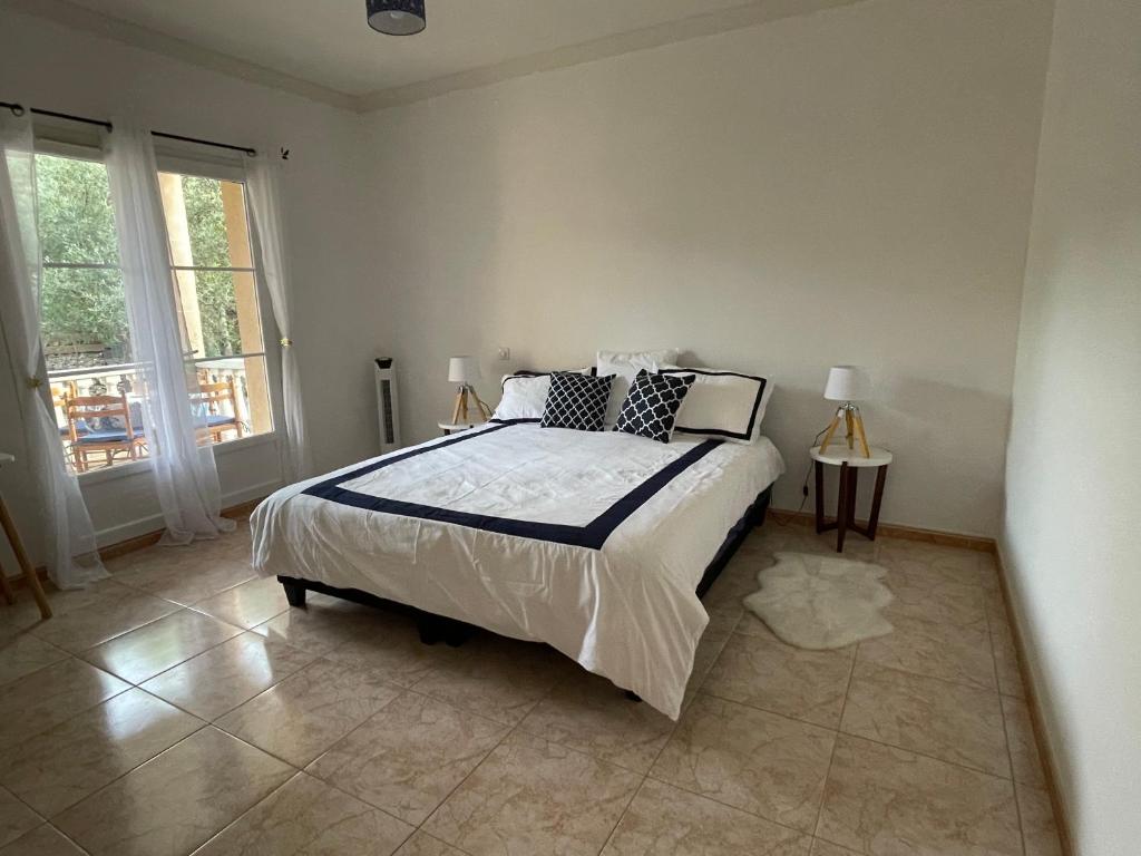 Captivating 2-Bed, 1 bath Cottage, Private Garden & Shared Pool in Sauve photo 2