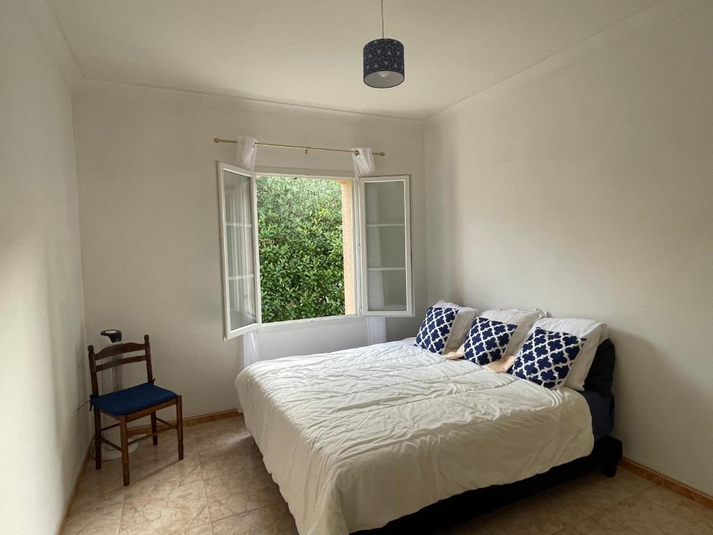 Captivating 2-Bed, 1 bath Cottage, Private Garden & Shared Pool in Sauve photo 3
