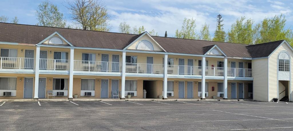 Thunderbird Inn image
