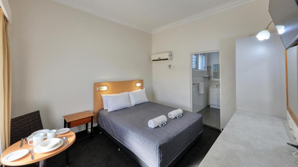Cowra Motor Inn - Tap to explore photos