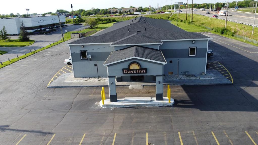 Days Inn by Wyndham Indianapolis East Post Road image